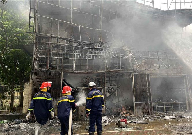 Hà Nội: Một buổi sáng xảy ra hai vụ cháy, lửa bùng phát dữ dội ảnh 1