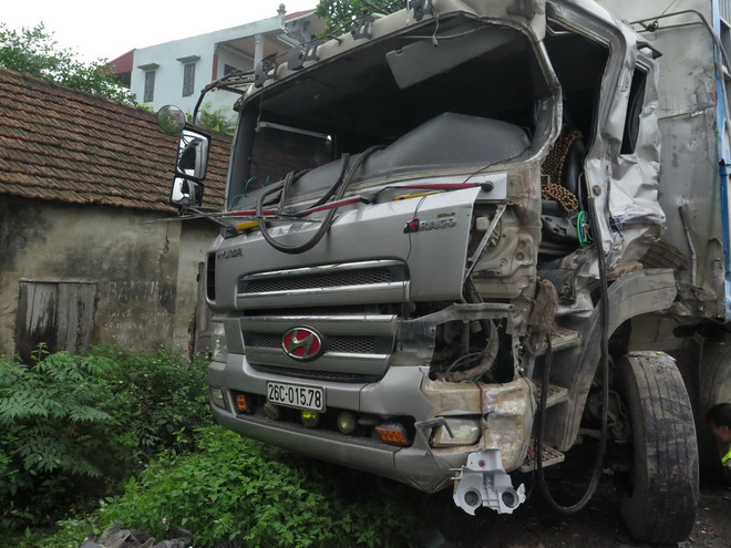 Xe khách dập phần đầu khi va chạm xe tải, hành khách hoảng loạn ảnh 1