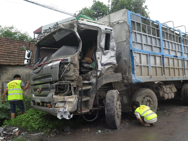 Xe khách dập phần đầu khi va chạm xe tải, hành khách hoảng loạn ảnh 2