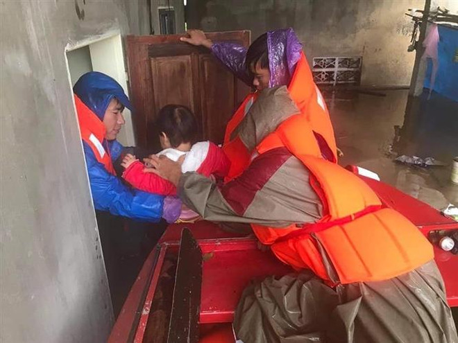 Những cán bộ cơ sở ở Hà Tĩnh quên mình giúp dân trong mưa lũ ảnh 3