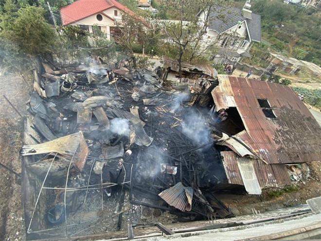 Cháy lớn thiêu rụi nhà kho chứa gỗ và làm hư hại 3 phòng trọ ảnh 1