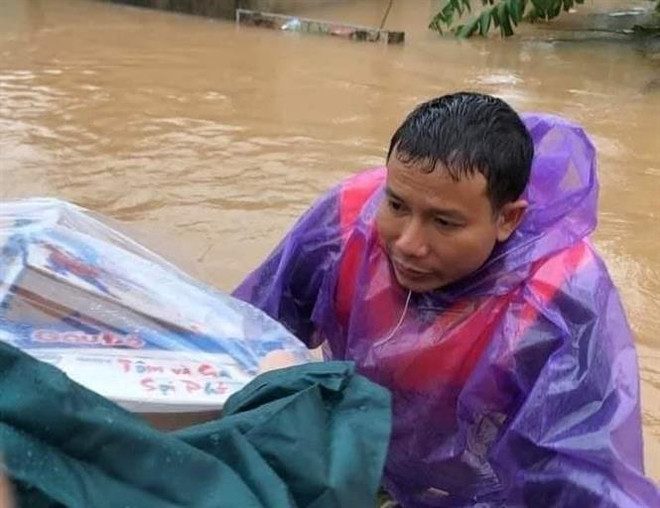 Những cán bộ cơ sở ở Hà Tĩnh quên mình giúp dân trong mưa lũ ảnh 2