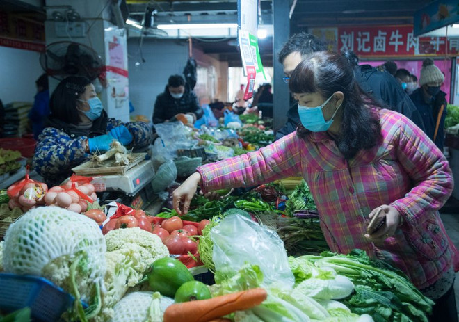 Người dân mua hàng tại chợ ở Vũ Hán, Trung Quốc. (Nguồn: Filipinotimes) Lạm phát tháng 1 của Trung Quốc tăng nhanh nhất trong hơn 8 năm ảnh 1