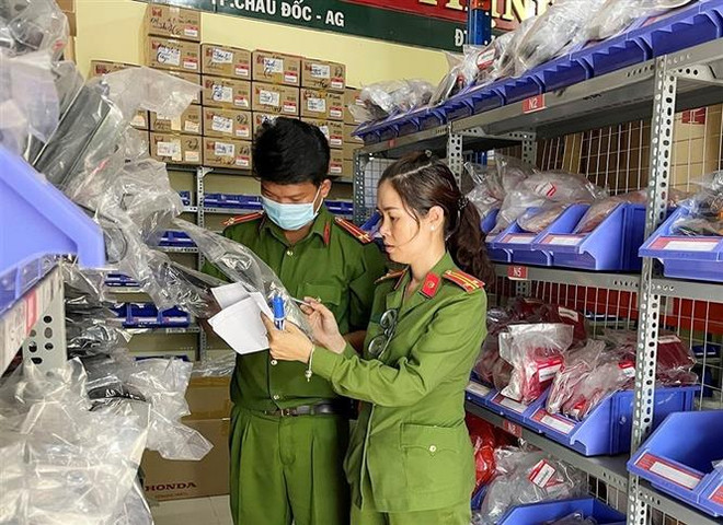An Giang: Bắt giám đốc công ty sản xuất, buôn hàng giả số lượng lớn ảnh 1