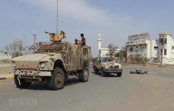 Binh sỹ ủng hộ chính phủ Yemen tại thành phố cảng Hodeida. (Ảnh: AFP/TTXVN) Tổng thống Mỹ phủ quyết nghị quyết chấm dứt can dự vào Yemen ảnh 1