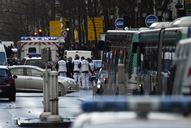 Pháp: Đối tượng cầm dao xông vào đồn cảnh sát là người vô gia cư ảnh 1