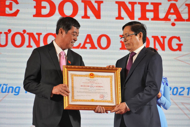 Thừa ủy quyền của Chủ tịch nước, Bí thư Tỉnh ủy Bà Rịa-Vũng Tàu Phạm Viết Thanh trao Huân chương Lao động hạng Ba cho Đảng bộ, chính quyền và nhân dân thành phố Vũng Tàu. (Ảnh: Hoàng Nhị/TTXVN) Thành phố Vũng Tàu kỷ niệm 30 năm thành lập, đón Huân chương Lao động ảnh 1