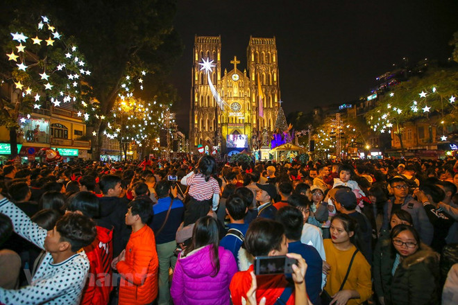 Nhà thờ Lớn Hà Nội đêm Noel. (Nguồn: Vietnam+) Quyền tự do tín ngưỡng, tôn giáo ngày càng được bảo đảm tốt hơn ảnh 2