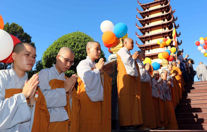 Các ni sư tham dự Đại lễ Phật đản Phật lịch 2563 (Dương lịch 2019). (Nguồn: TTXVN) Quyền tự do tín ngưỡng, tôn giáo ngày càng được bảo đảm tốt hơn ảnh 1