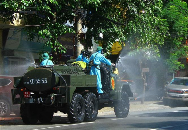 Xe chuyên dụng phun hóa chất khử khuẩn tại đường Hà Huy Tập, thành phố Vinh, Nghệ An. (Ảnh: Tá Chuyên/TTXVN) Việt Nam có tổng cộng 272 ca mắc mới COVID-19 trong ngày 14/6 ảnh 1