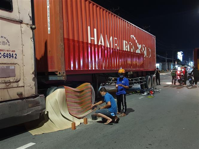 Xe container va chạm với xe đạp điện, 2 mẹ con tử vong tại chỗ ảnh 1