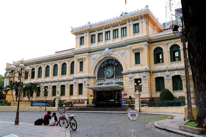 Bưu điện thành phố hạn chế khách tham quan để tiếp tục phòng, chống dịch COVID-19. (Ảnh: Thanh Vũ/TTXVN) TP.HCM tận dụng 2 tuần giãn cách tiếp theo để kiểm soát mầm bệnh ảnh 1