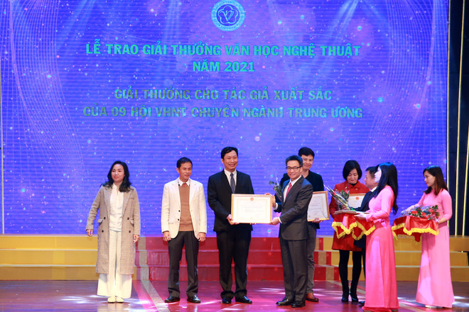 Phó Thủ tướng Vũ Đức Đam trao tặng cho các tác giả, nhóm tác giả đạt giải xuất sắc. (Nguồn: Baochinhphu.vn) 72 tác phẩm được trao Giải thưởng văn học nghệ thuật năm 2021 ảnh 1