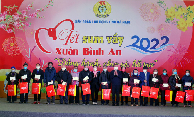 Phó Thủ tướng Lê Văn Thành cùng lãnh đạo Tổng Liên đoàn Lao động Việt Nam, lãnh đạo tỉnh Hà Nam tặng 200 suất quà cho các gia đình nghèo và cho công nhân lao động có hoàn cảnh khó khăn tại Hà Nam. (Ảnh: Đại Nghĩa/TTXVN) Phó Thủ tướng Lê Văn Thành dự chương trình 'Tết sum vầy' ở Hà Nam ảnh 1