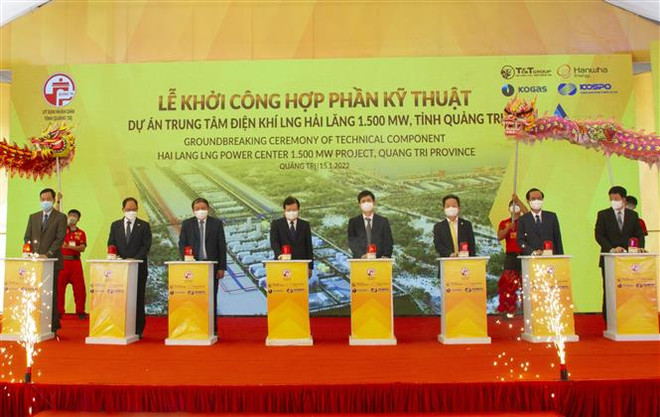 Các đại biểu thực hiện nghi thức khởi công dự án. (Ảnh: Nguyên Lý/TTXVN) Khởi công dự án Trung tâm điện khí LNG Hải Lăng ở tỉnh Quảng Trị ảnh 2