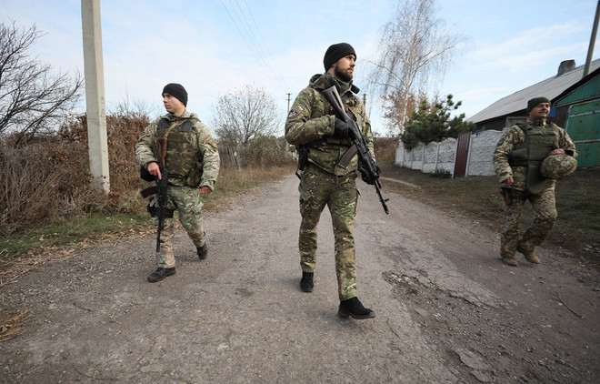 Binh sỹ Ukraine tuần tra tại làng Katerynivka, vùng Lugansk, miền Đông Ukraine ngày 2/11/2019. (Ảnh: AFP/TTXVN) Ukraine đề xuất hội nghị thượng đỉnh ba bên với Nga và Mỹ ảnh 1