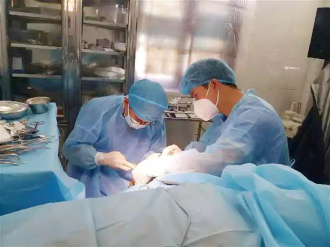 Bệnh xá đảo Song Tử Tây cấp cứu kịp thời ngư dân bị dập nát ngón tay ảnh 1