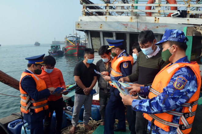 Tuyên truyền pháp luật cho bà con ngư dân tại âu đảo Bạch Long Vĩ. (Ảnh: TTXVN) Vùng Cảnh sát biển 1 tổ chức 'Tết hải đảo' tại Bạch Long Vỹ ảnh 1