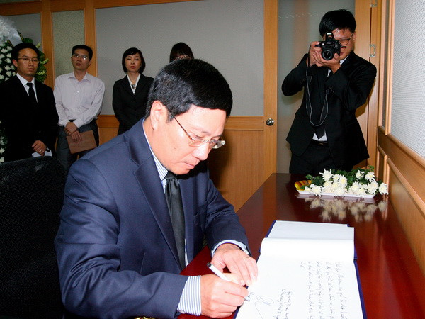 Phó Thủ tướng tới viếng nạn nhân vụ chìm phà SEWOL ảnh 1