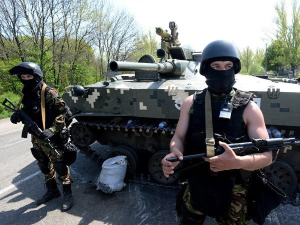 Binh sỹ Ukraine gác tại thành phố Slavyansk. (Nguồn: AFP/TTXVN) Ukraine vẫn tiếp tục chiến dịch quân sự ở miền Đông ảnh 1