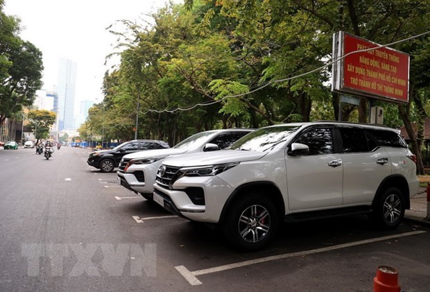 Xe hơi đỗ trên đường Lê Lai, quận 1, Thành phố Hồ Chí Minh. (Ảnh: Hồng Đạt/TTXVN) TP.HCM ban hành mức thu phí sử dụng tạm thời lòng đường, hè phố ảnh 1