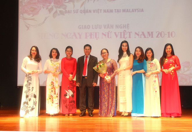 Giao lưu văn nghệ chào mừng Ngày phụ nữ Việt Nam tại Malaysia ảnh 1
