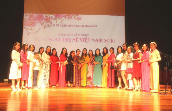 Giao lưu văn nghệ chào mừng Ngày phụ nữ Việt Nam tại Malaysia ảnh 3