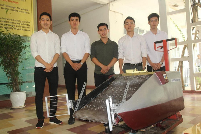 Sản phẩm máy thu gom rác thủy bộ và nhóm tác giả. (Ảnh: TTXVN) Ba chàng sinh viên với sáng chế nhặt rác thời đại công nghiệp 4.0 ảnh 1
