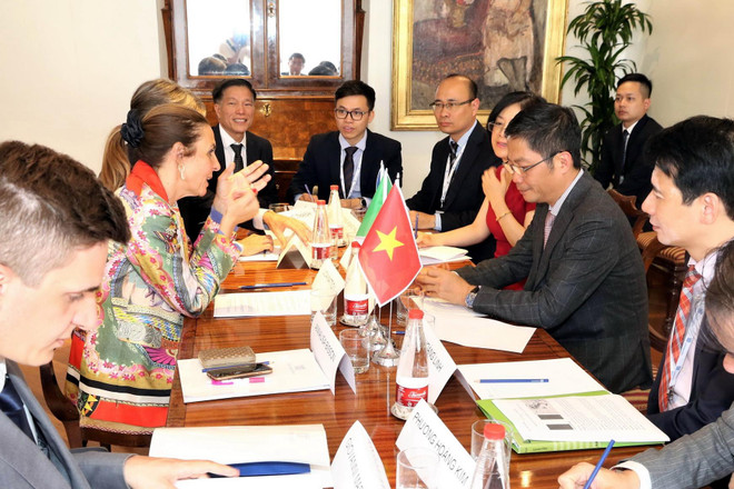 Đoàn công tác của Bộ Công Thương làm việc với Liên đoàn Giới chủ công nghiệp Italy (Confidustria). (Ảnh: Hải Linh/TTXVN) Việt Nam và Italy tăng cường quan hệ hợp tác kinh tế, thương mại ảnh 2
