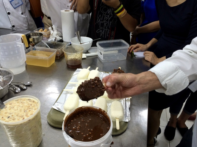 Lớp vỏ kem rất giòn và thơm vị cacao. (Ảnh: Xuân Mai/Vietnam+) Bậc thầy thế giới về nghệ thuật làm kem trổ tài tại thủ đô Hà Nội ảnh 9