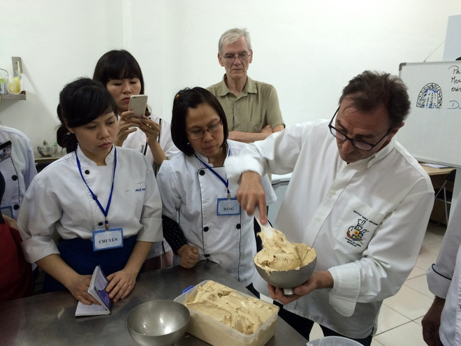 Công đoạn đầu tiên của món kem Entremêt: tạo khuôn.(Ảnh: Xuân Mai/Vietnam+) Bậc thầy thế giới về nghệ thuật làm kem trổ tài tại thủ đô Hà Nội ảnh 3