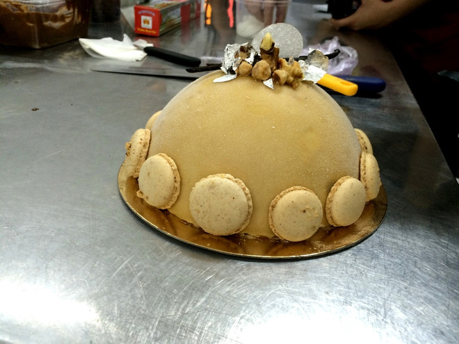 Chiếc kem Entremêt được trang trí với bánh macaron, hạt phỉ, hạt càphê bọc chocolate, caramen, vỏ quả vani, hạt óc chó...(Ảnh: Xuân Mai/Vietnam+) Bậc thầy thế giới về nghệ thuật làm kem trổ tài tại thủ đô Hà Nội ảnh 7