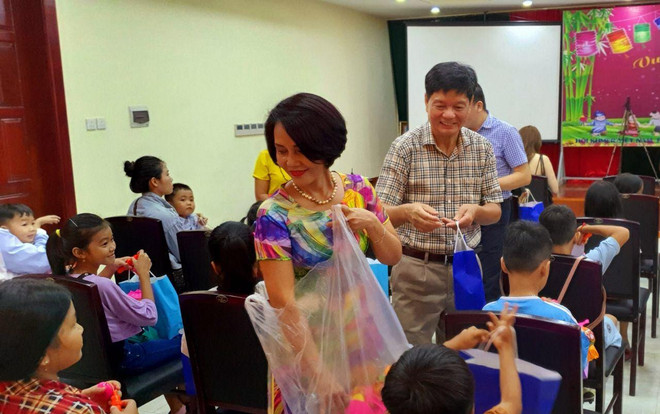 Campuchia: Trẻ em gốc Việt tại Preah Sihanouk vui đón Tết Trung Thu ảnh 2