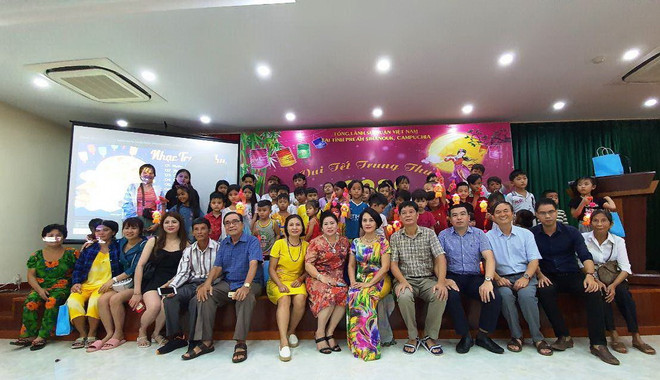 Campuchia: Trẻ em gốc Việt tại Preah Sihanouk vui đón Tết Trung Thu ảnh 1