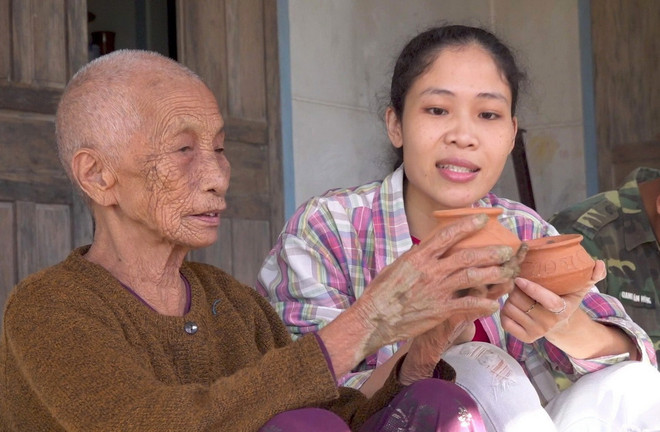 Giới thiệu cách làm gốm cổ Sa Huỳnh cho du khách. (Ảnh: TTXVN phát) ttxvn_gom sa huynh.jpg