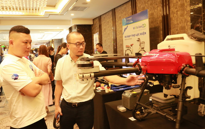 Các gian hàng công nghệ thu hút sự quan tâm của đại biểu tại Tuần lễ Đổi mới Sáng tạo và Ngày hội Khởi nghiệp (Techfest Hai Phong 2023). (Ảnh: Minh Thu/TTXVN) ttxvn_khoi nghiep sang tao 2.jpg