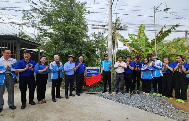 Lễ khánh thành tuyến đường giao thông nông thôn tại huyện Mỏ Cày Nam (Bến Tre) do các sinh viên trường Đại học Công nghệ thành phố Hồ Chí Minh hỗ trợ. (Ảnh: Chương Đài/TTXVN) ttxvn-mua he xanh.jpg