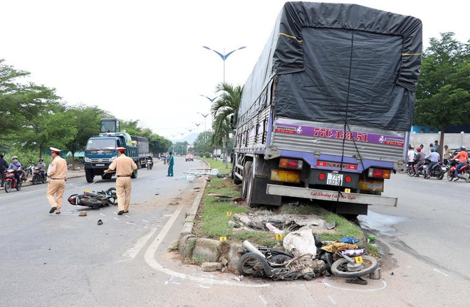 Xe tải leo dải phân cách gây tai nạn làm hai người thương vong ảnh 1