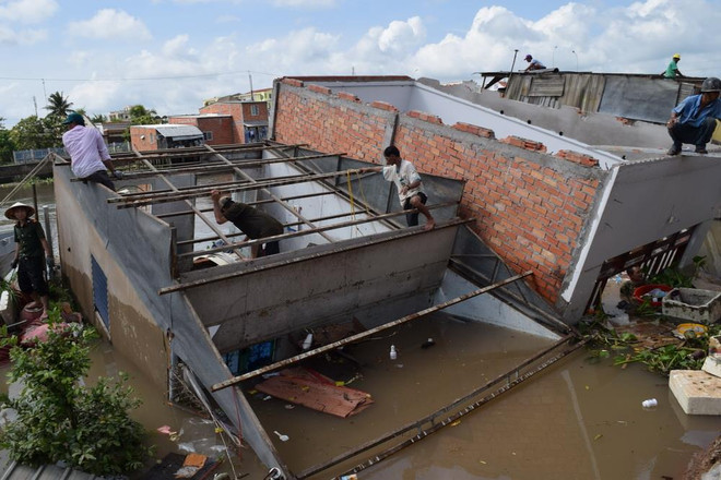 Sạt lở bờ sông 'nuốt chửng' 5 nhà dân, đường dân sinh bị chia cắt ảnh 1