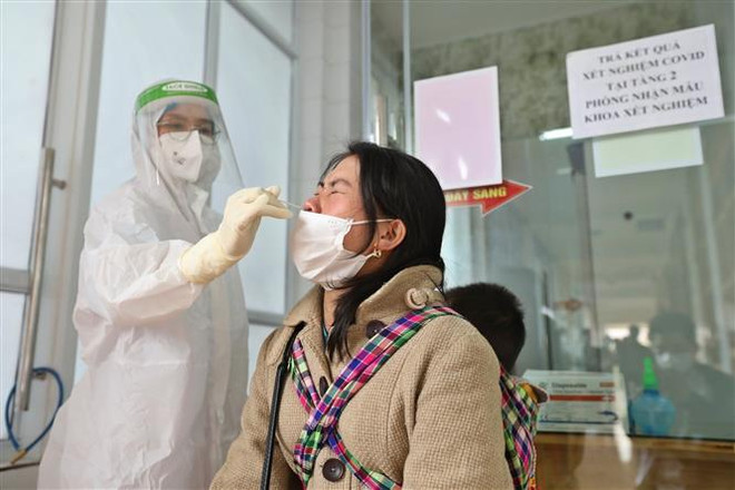 Lấy mẫu xét nghiệm COVID-19. (Nguồn: TTXVN) Bộ Y tế ban hành hướng dẫn mới đánh giá cấp độ dịch COVID-19 ảnh 1