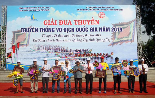 Ban tổ chức tặng quà lưu niệm cho các đội thi. (Ảnh: Trịnh Bang Nhiệm/TTXVN) Hơn 200 vận động viên tham gia Giải đua thuyền vô địch toàn quốc ảnh 1