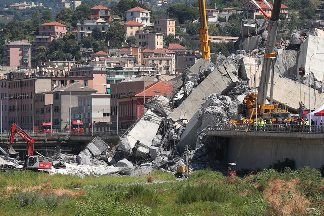 Hiện trường đổ nát sau vụ sập cầu cạn Morandi ở Genoa ngày 15/8/2018. (Nguồn: THX/TTXVN) Italy tiến hành phá hủy phần còn lại của cây cầu cạn Morandi ảnh 1