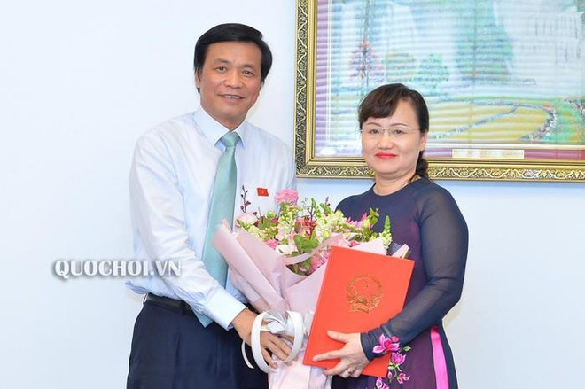Tổng Thư ký Quốc hội, Chủ nhiệm Văn phòng Quốc hội trao Nghị quyết của Ủy ban Thường vụ Quốc hội cho bà Phạm Thúy Chinh. (Ảnh: Quochoi.vn) Nghị quyết bổ nhiệm, điều động nhân sự hai cơ quan của Quốc hội ảnh 1