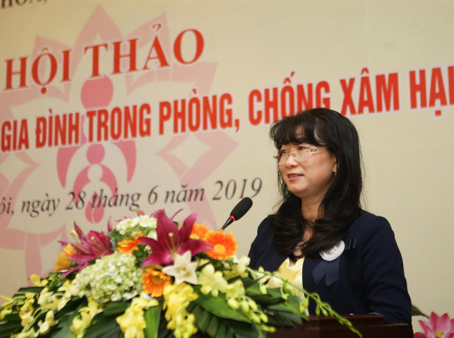 Bà Trần Tuyết Ánh, Vụ trưởng Vụ Gia đình (Bộ Văn hóa, Thể thao và Du lịch) báo cáo đề dẫn tại hội thảo. (Ảnh: Thanh Tùng/TTXVN) Gia đình đóng vai trò quan trọng trong phòng, chống xâm hại trẻ em ảnh 1