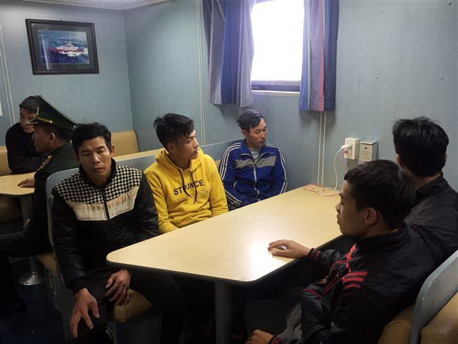 Cứu nạn thành công tàu cá cùng 6 thuyền viên bị nạn trên biển ảnh 2