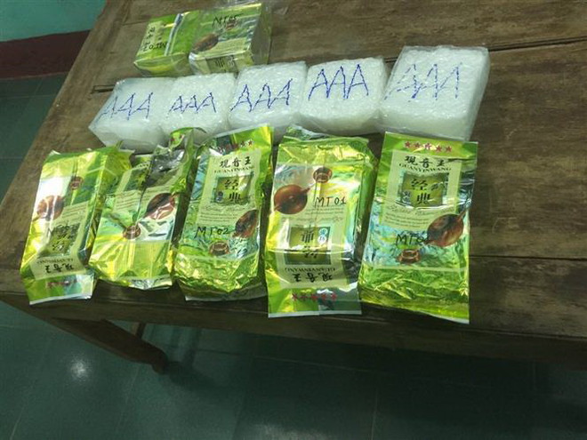 Khen thưởng người dân phát hiện 7 gói nghi ma túy đá dạt vào bờ biển ảnh 1