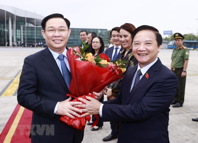 Phó Chủ tịch Quốc hội Nguyễn Khắc Định tiễn Chủ tịch Quốc hội Vương Đình Huệ tại Sân bay Quốc tế Nội Bài. (Ảnh: Doãn Tấn/TTXVN) Chủ tịch Quốc hội Vương Đình Huệ lên đường thăm Australia, New Zealand ảnh 1
