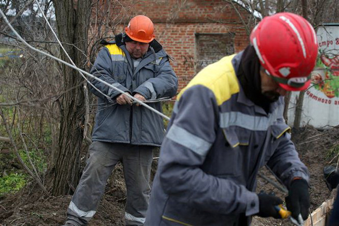 Mỹ hỗ trợ Ukraine khôi phục mạng lưới điện bị hư hại do xung đột ảnh 1