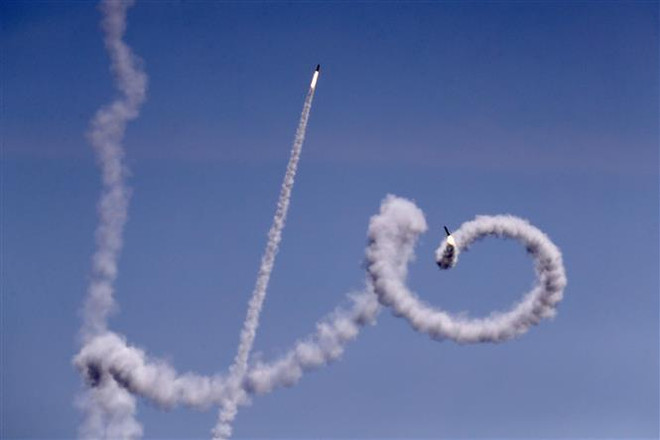 Đáp trả vụ nã rocket, Israel tuyên bố đóng các cửa khẩu vào Gaza ảnh 1