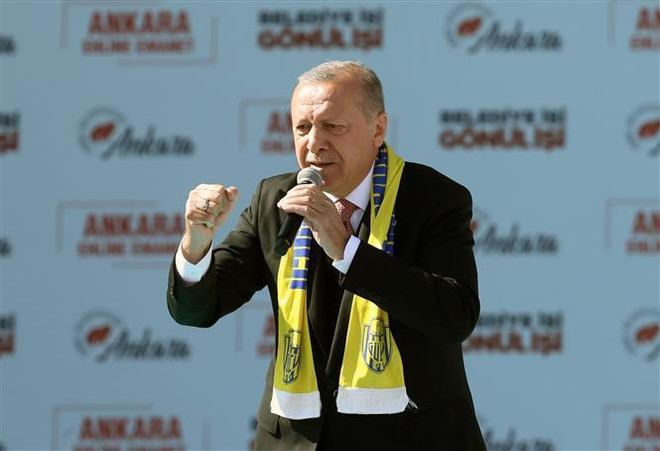 Tổng thống Thổ Nhĩ Kỳ Recep Tayyip Erdogan phát biểu trong cuộc mít tinh ở Ankara. (Ảnh: THX/TTXVN) Tổng thống Thổ Nhĩ Kỳ kêu gọi tiến hành lại cuộc bầu cử địa phương ảnh 1